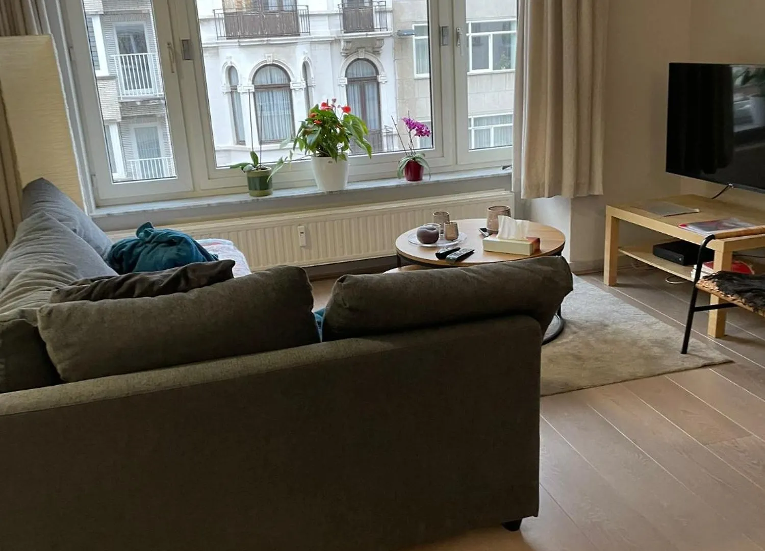 Comfortable 2-Bedroom Apartment In The Centre Of Ostend T93 contacts